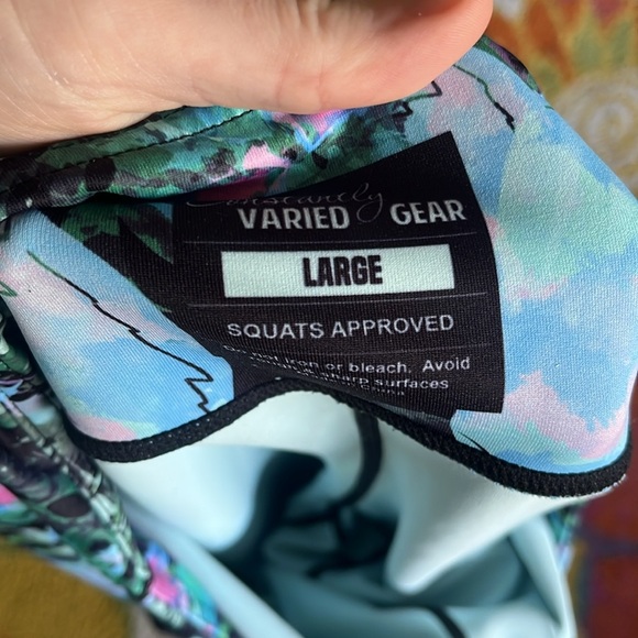 CONSTANTLY VARIED GEAR CVG SIZE LARGE MIAMI SKULLS CAPRI LEGGINGS - Picture 5 of 5